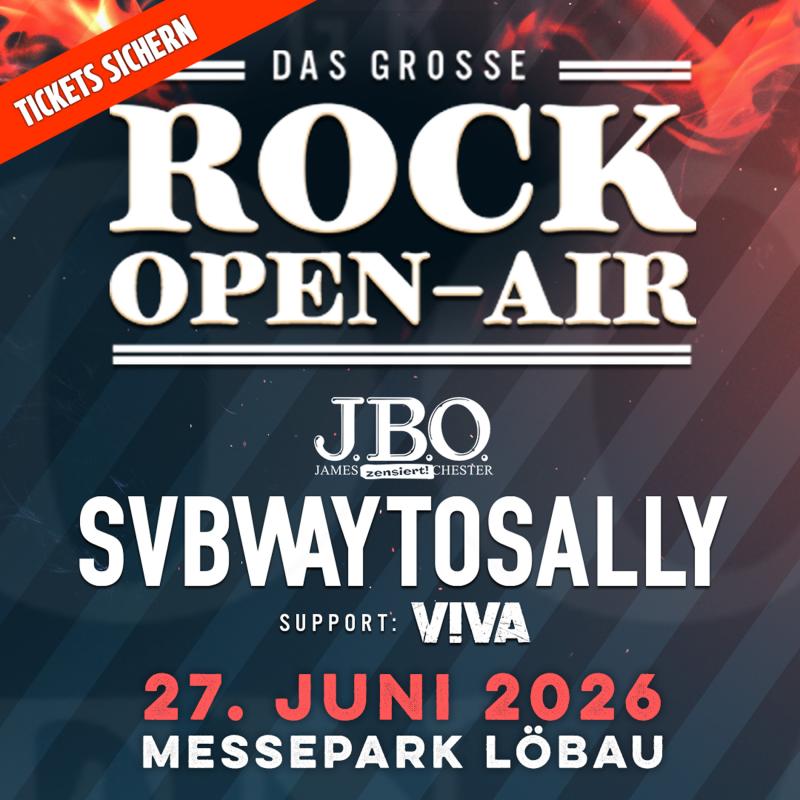 J.B.O. auf der Bühne beim Lausitz Open Air in Löbau, mit Band-Logo im Hintergrund.